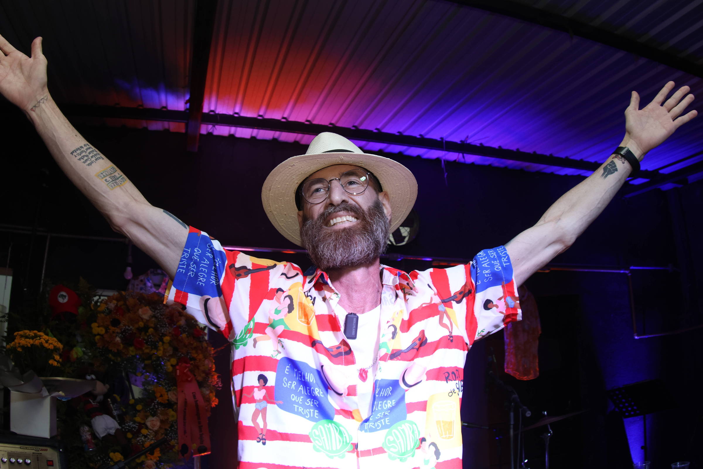 Com roda de samba e show de rock, advogado com câncer terminal festeja a vida no próprio velório