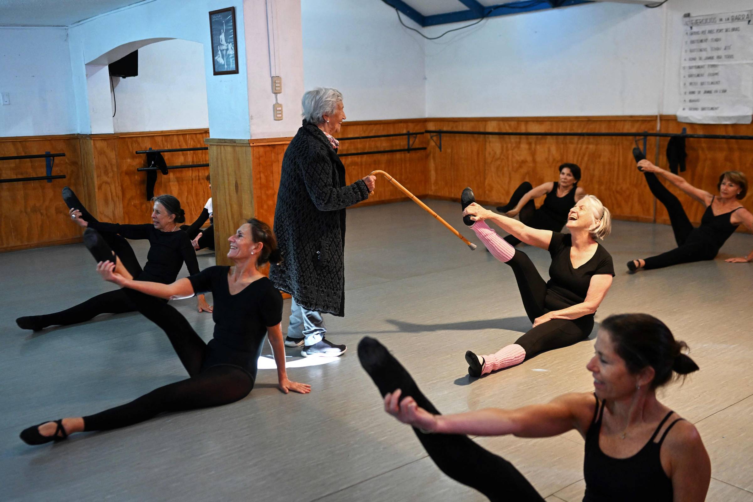 Aos 100 anos, professora de balé transforma vidas de idosas no Chile