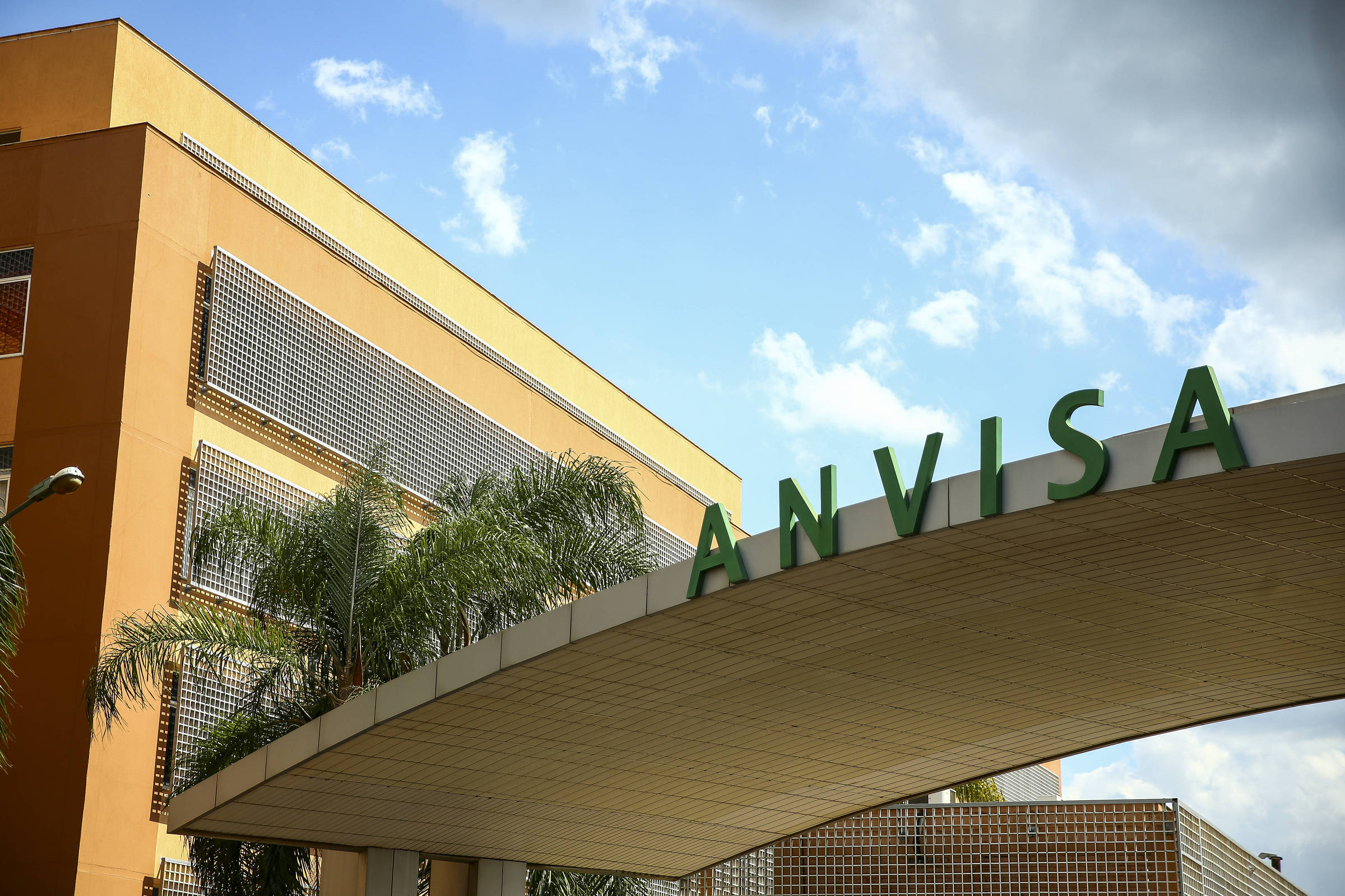 Anvisa manda recolher lote de antibiótico com fragmento de vidro