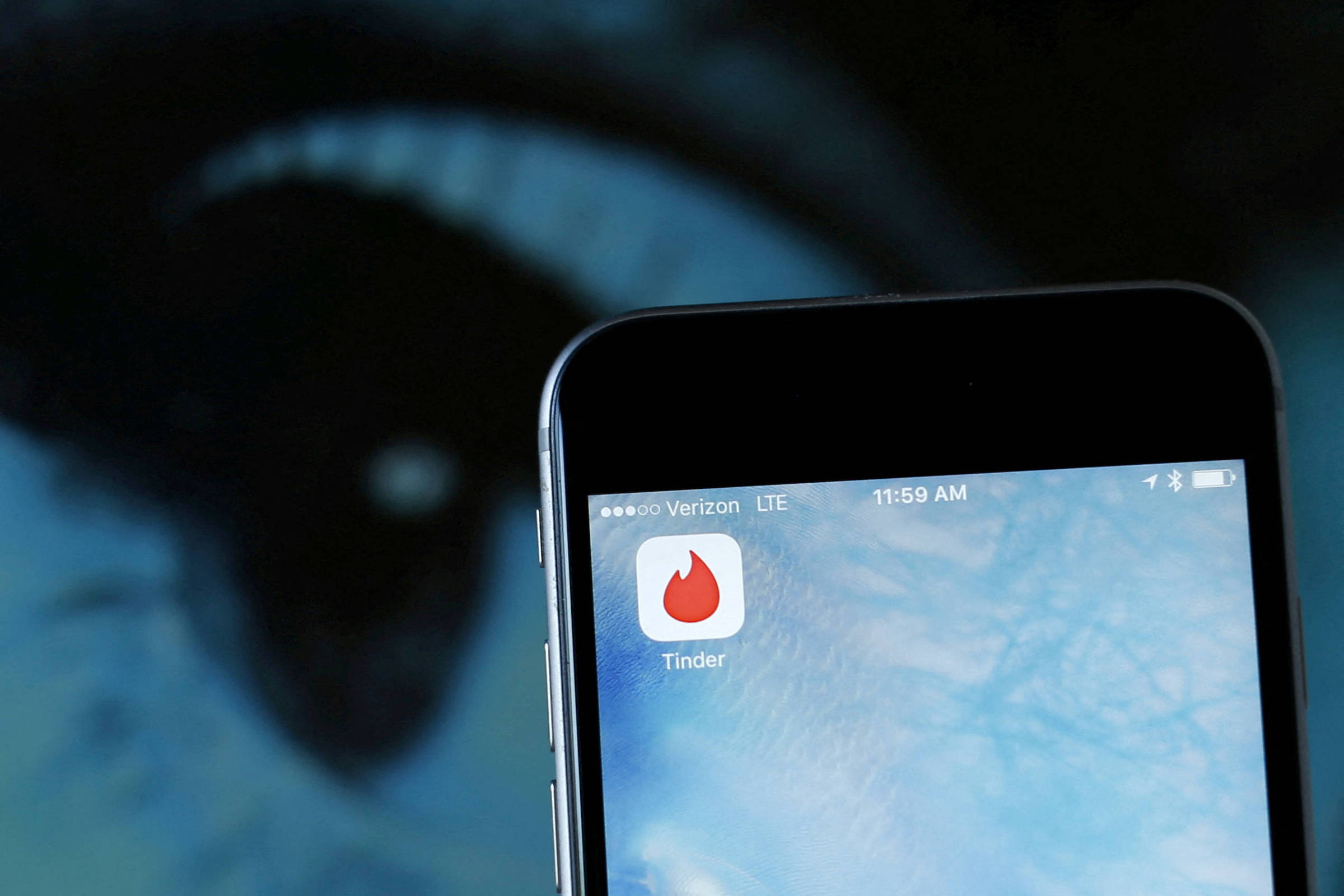 Amor na era do swipe: como apps mudaram o namoro no Brasil