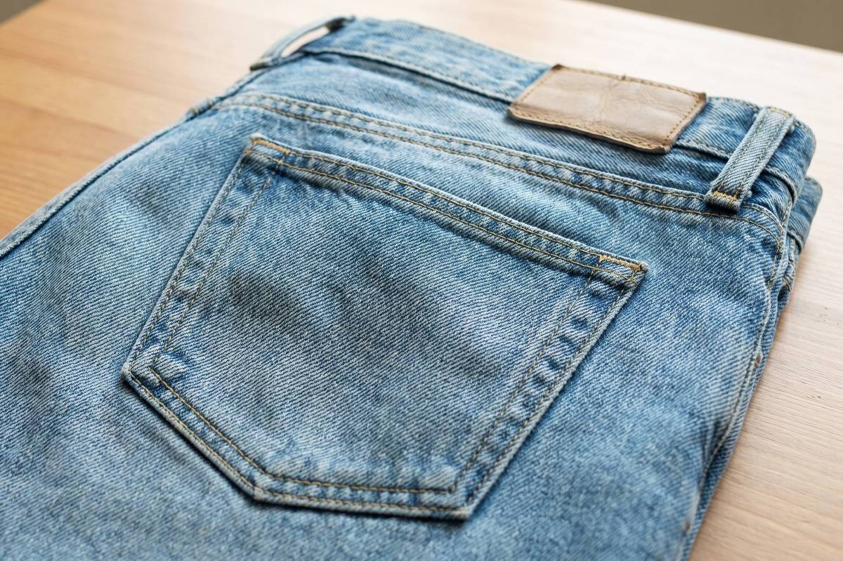 Jeans reto clássico é a escolha atemporal para quem cansou das tendências