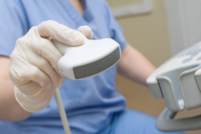 Ultrassom abdominal total: o que é, para que serve e como se preparar