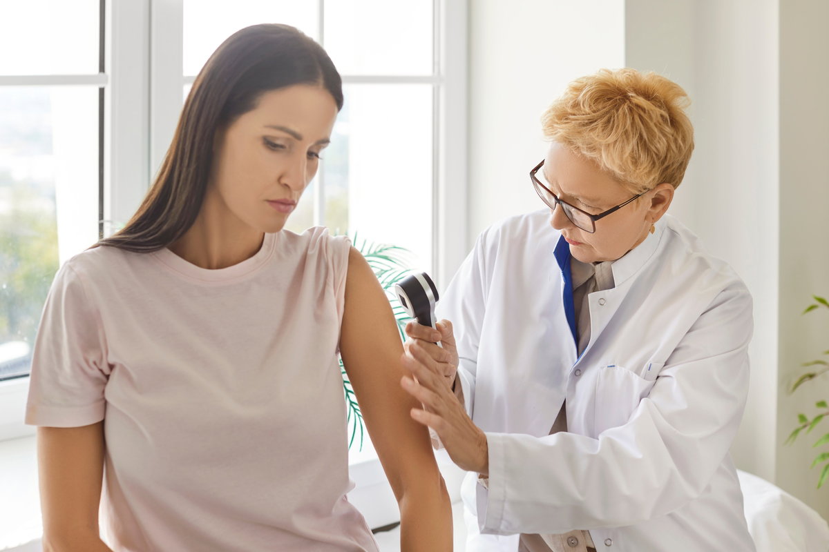 Melanoma maligno: o que é, sintomas e tratamento (tem cura?)