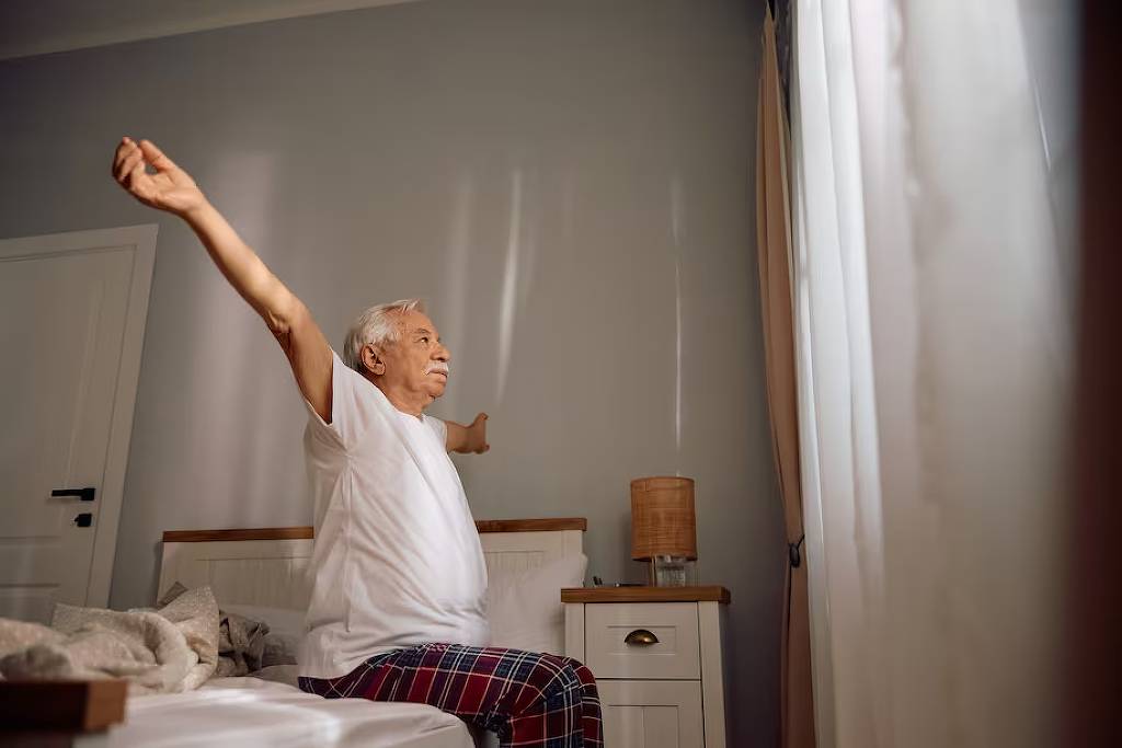 Dormir mais de nove horas reduz mobilidade de homens idosos, diz estudo