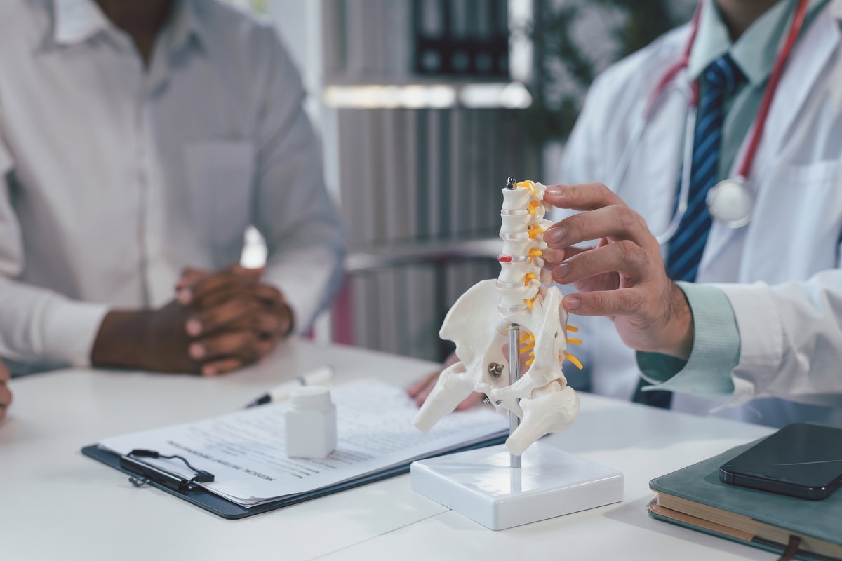 Espondiloartrite axial: o que é, sintomas, causas e tratamento