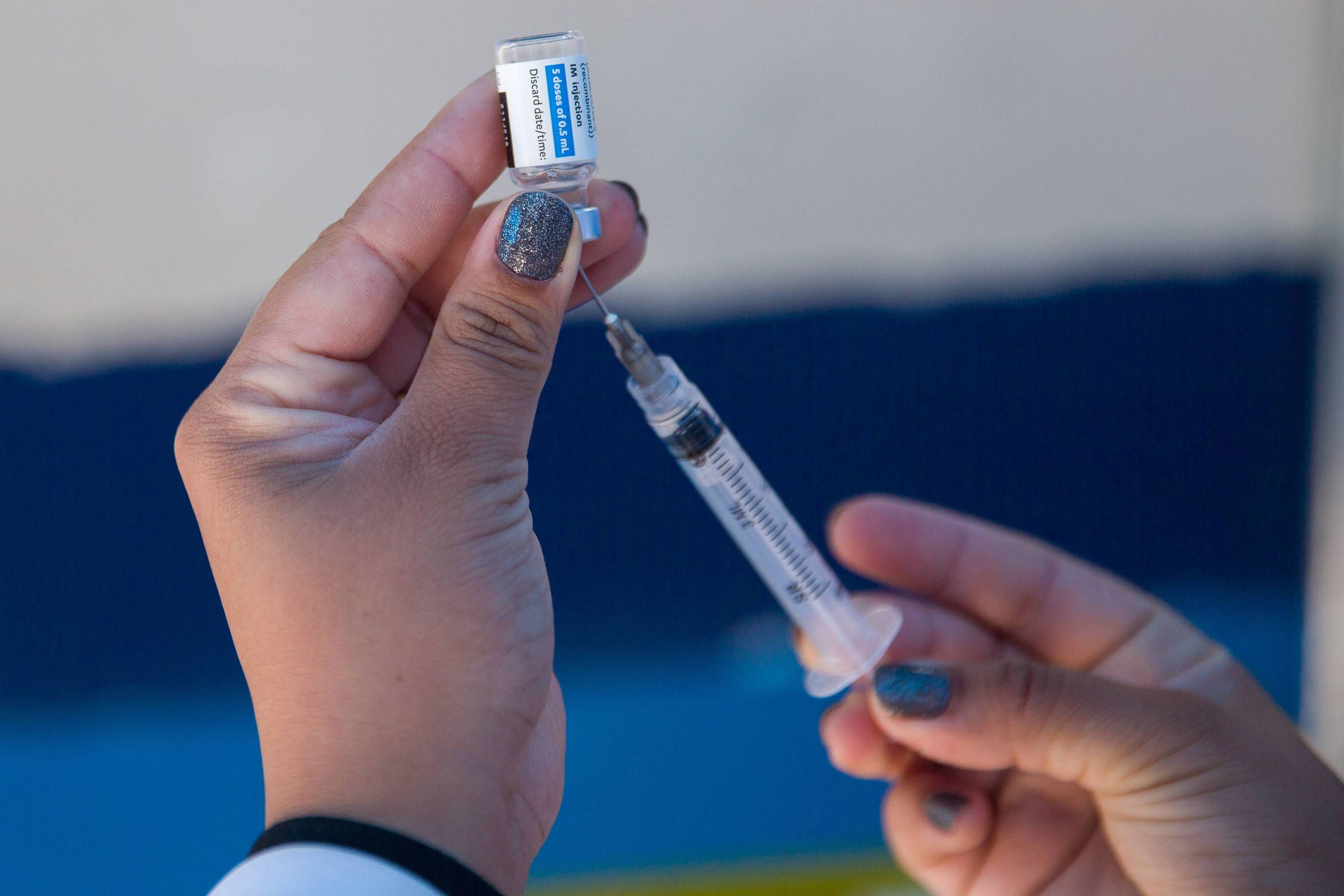 Vacina contra Covid reduz risco de infarto e AVC em idosos, aponta estudo