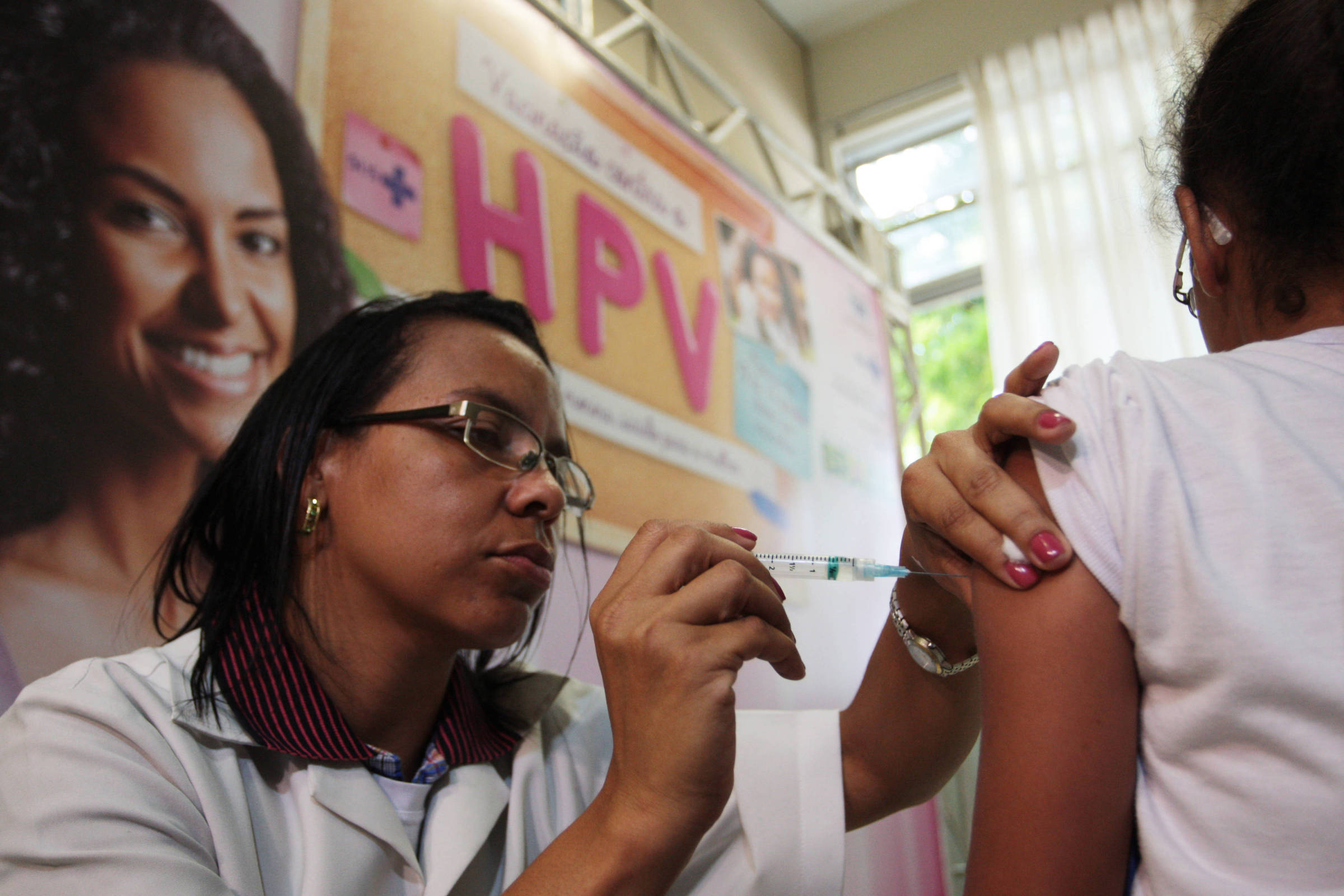 Vacina contra HPV reduz mortes de jovens por câncer do colo do útero na Inglaterra